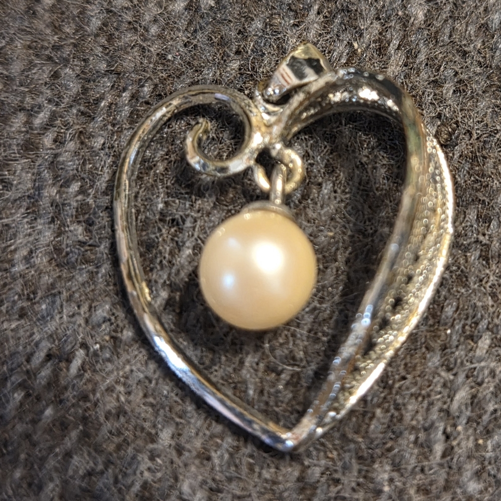 Vintage Faux Pearl Heart Pendant‎ Silver Tone Mid Century Jewelry